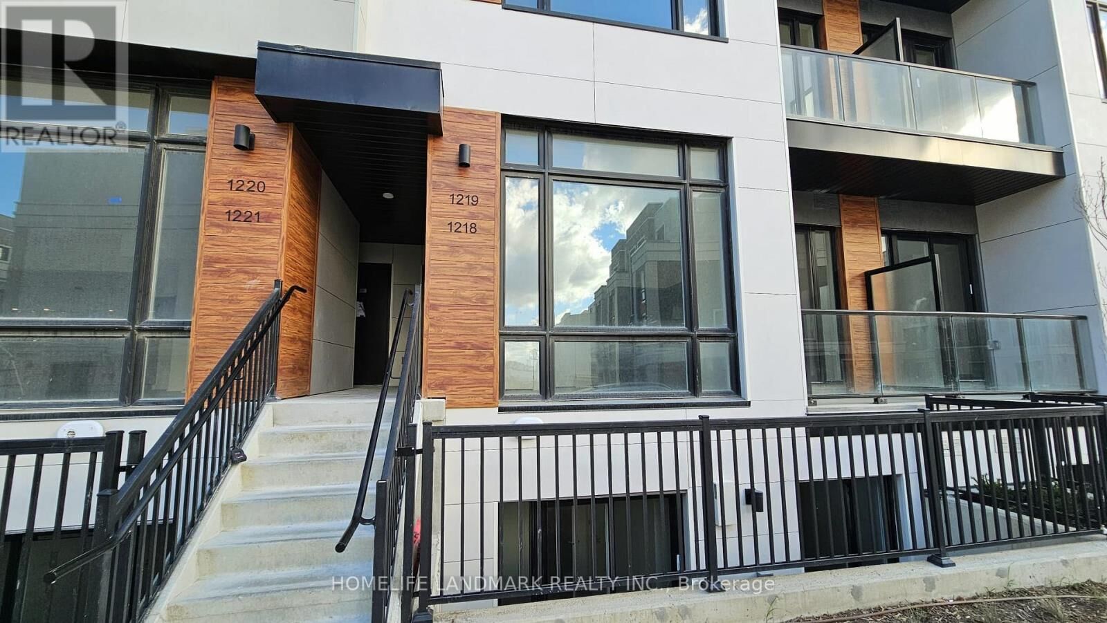Property Photo:  8 David Eyer Road 1218  ON L4S 0N3 