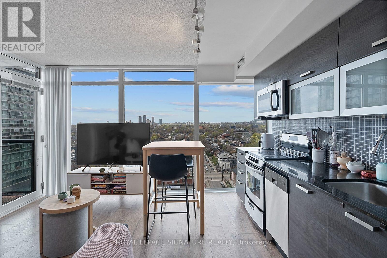 Property Photo:  36 Lisgar Street 1722E  ON M6J 0C7 
