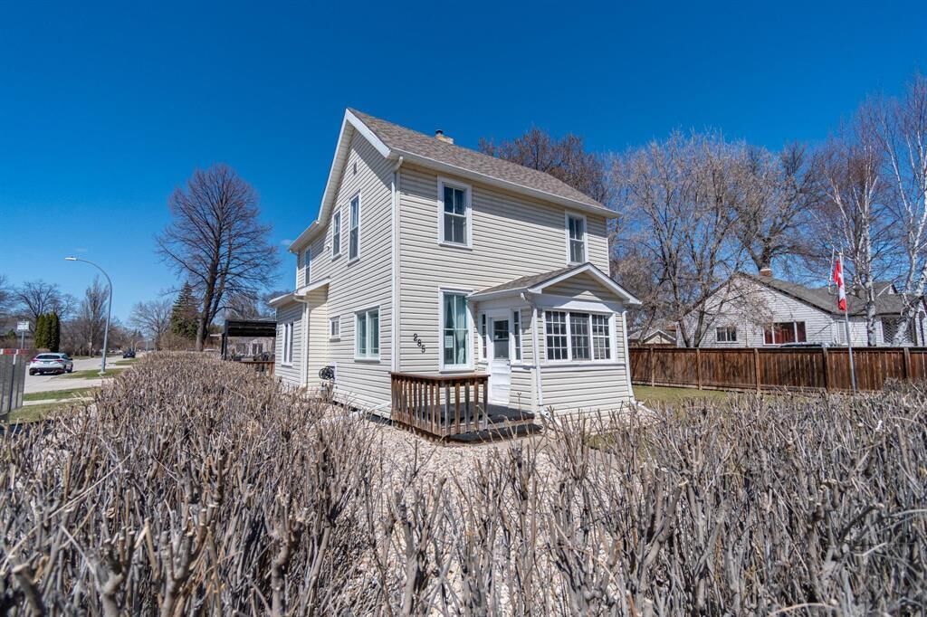 Property Photo: 285 Eveline Street MB R1A 1M6