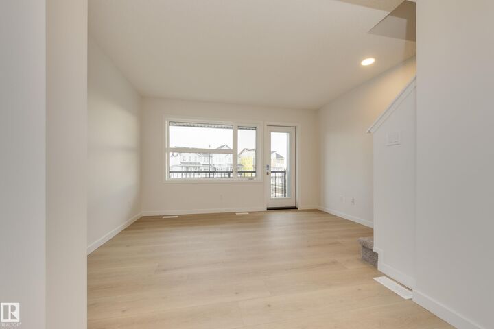 Photo de la propriété:  17237 4 Street NW  AB T5Y 4G5 
