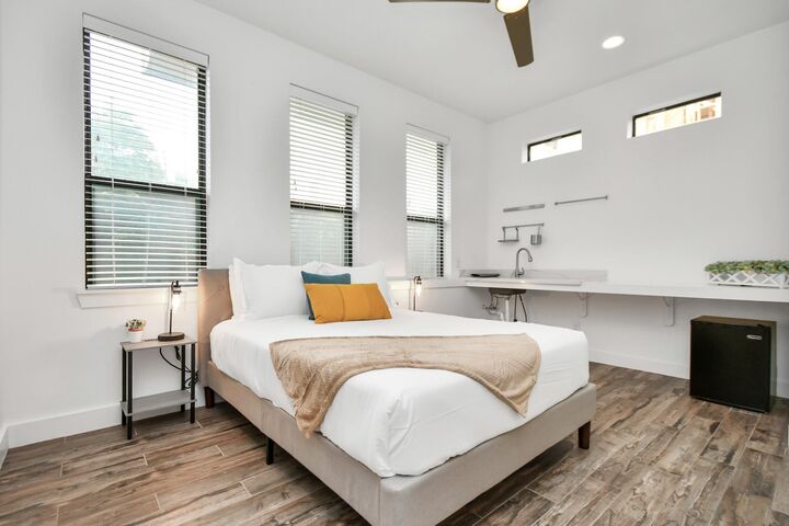 Property Photo:  1705 Dunlavy Street A  TX 77006 