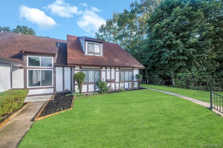 Property Photo:  6 Amesworth Court  NY 11953 