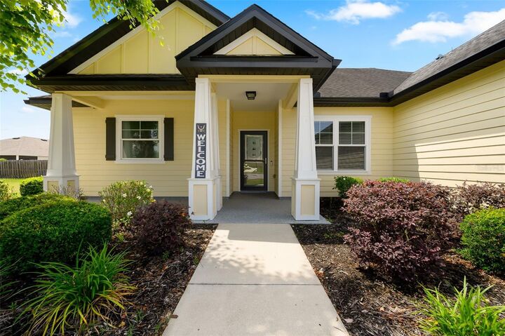 Property Photo:  19033 NW 166th Avenue  FL 32643 