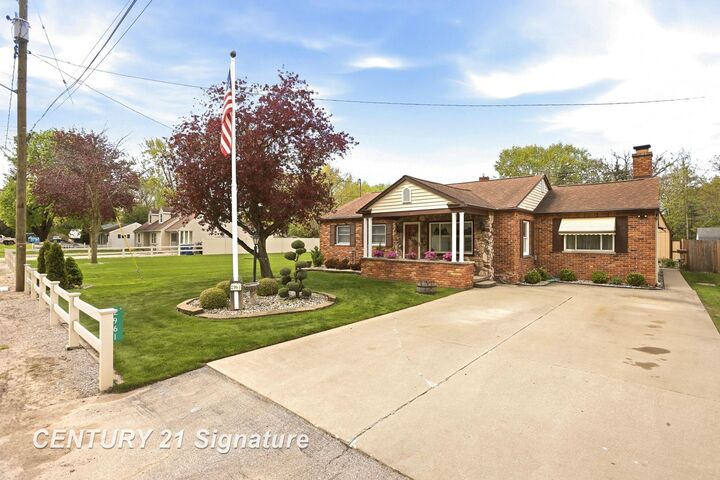 Property Photo:  2961 Johns Drive  MI 48603 