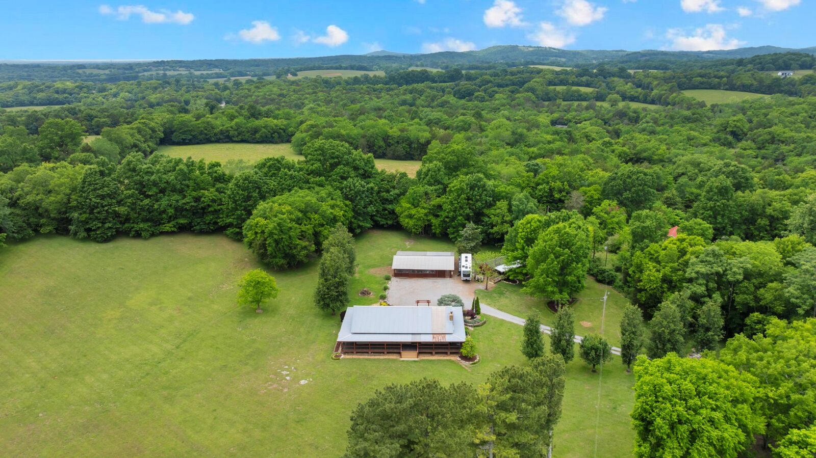 Property Photo: 990 Bugscuffle Rd TN 37183