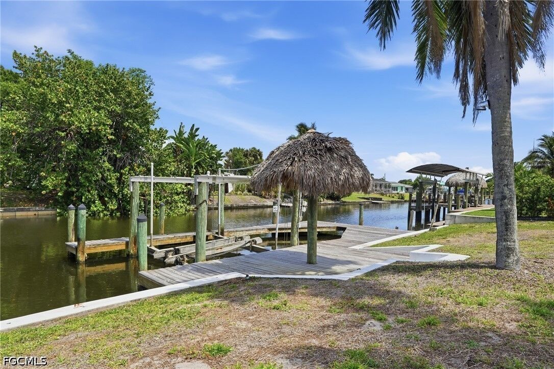 Property Photo:  5117 Rutland Court  FL 33904 