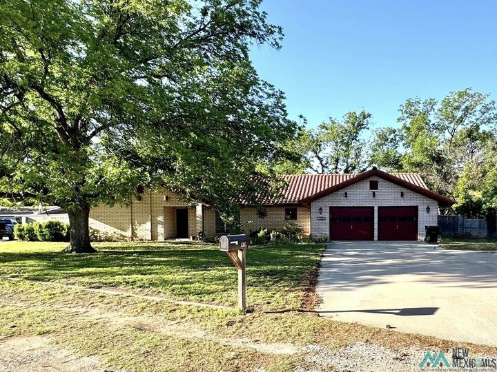 Property Photo:  1305 S Country Club Circle  NM 88220 