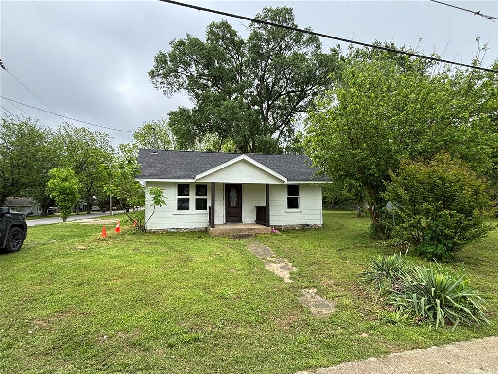 Property Photo:  408 N. West Avenue  AR 72744 