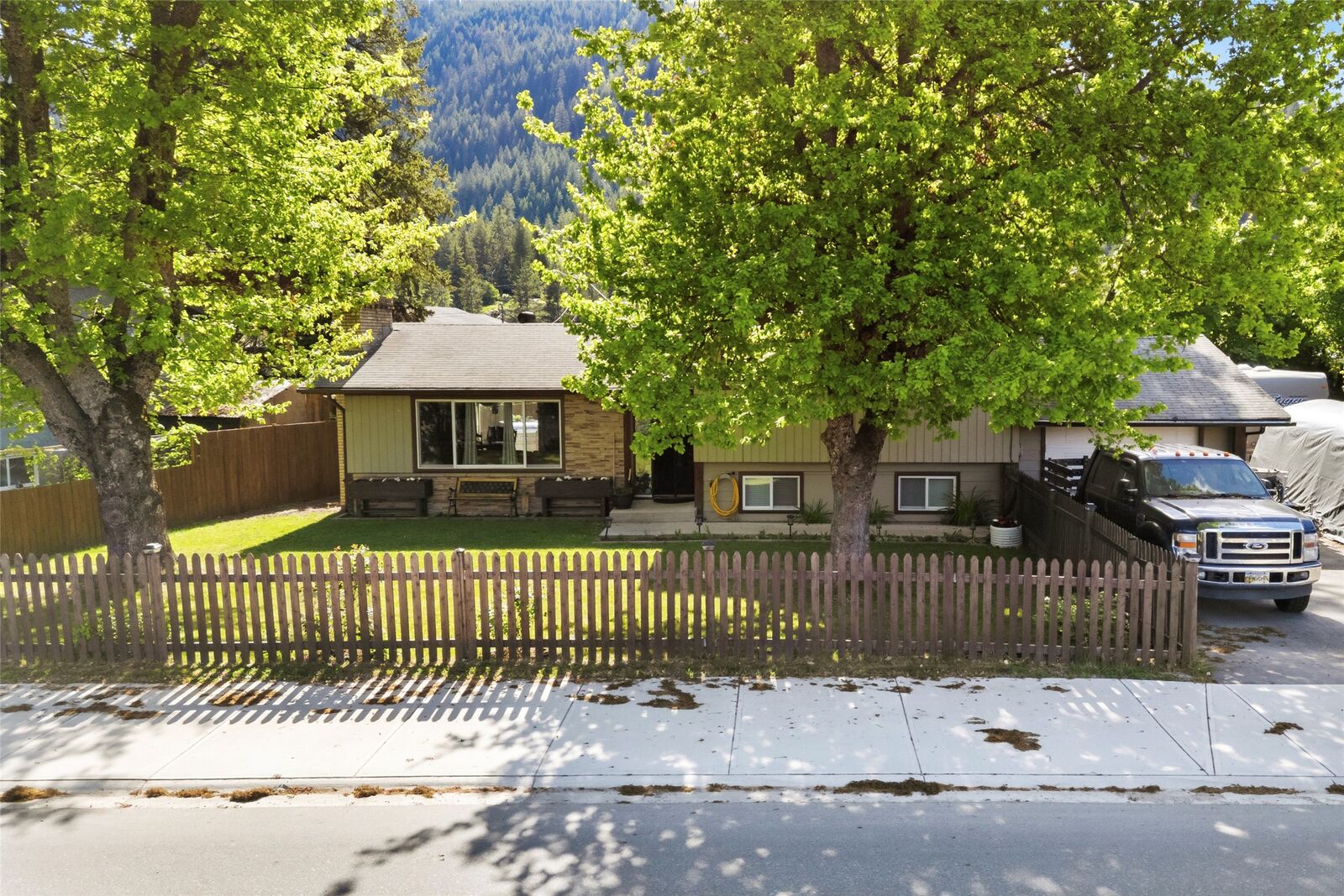 Property Photo: 606 Riverside Avenue BC V0E 2V0