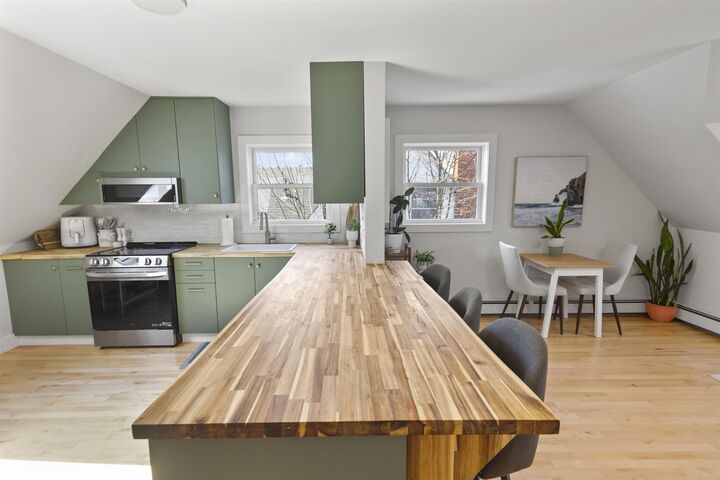 Property Photo:  202-204 Euston Street 4  PE C1A 1W8 