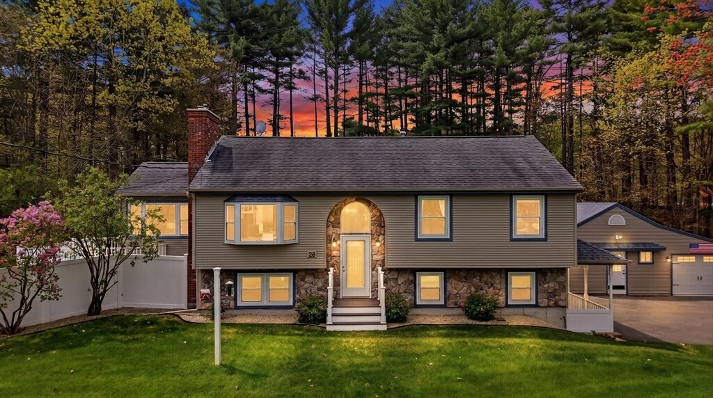 Property Photo:  26 Mayflower Drive  NH 03052 