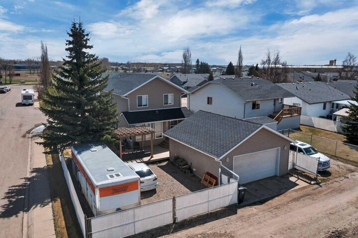 Property Photo:  4344 60A Avenue Crescent  AB T4G 1L2 