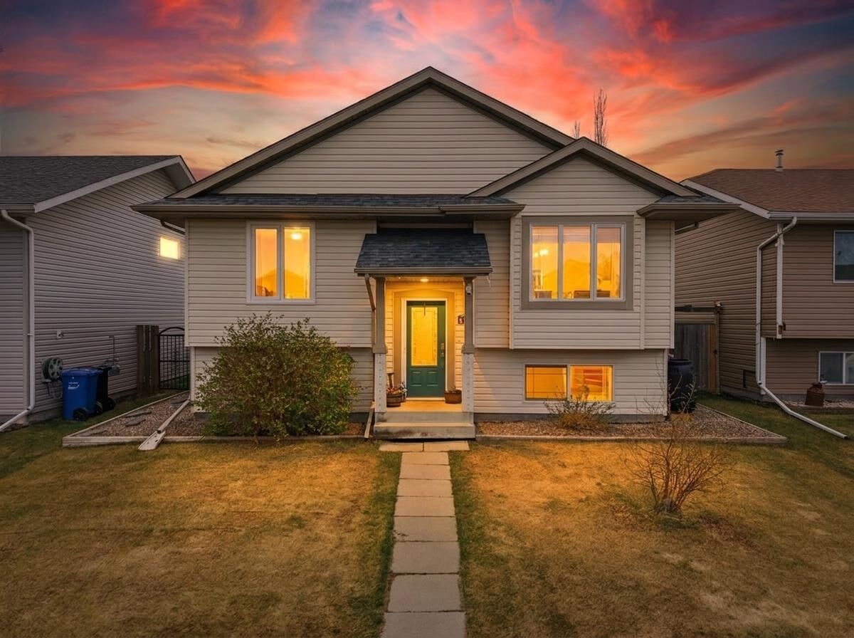 Property Photo:  62 McDougall Close  AB T0M 1R0 