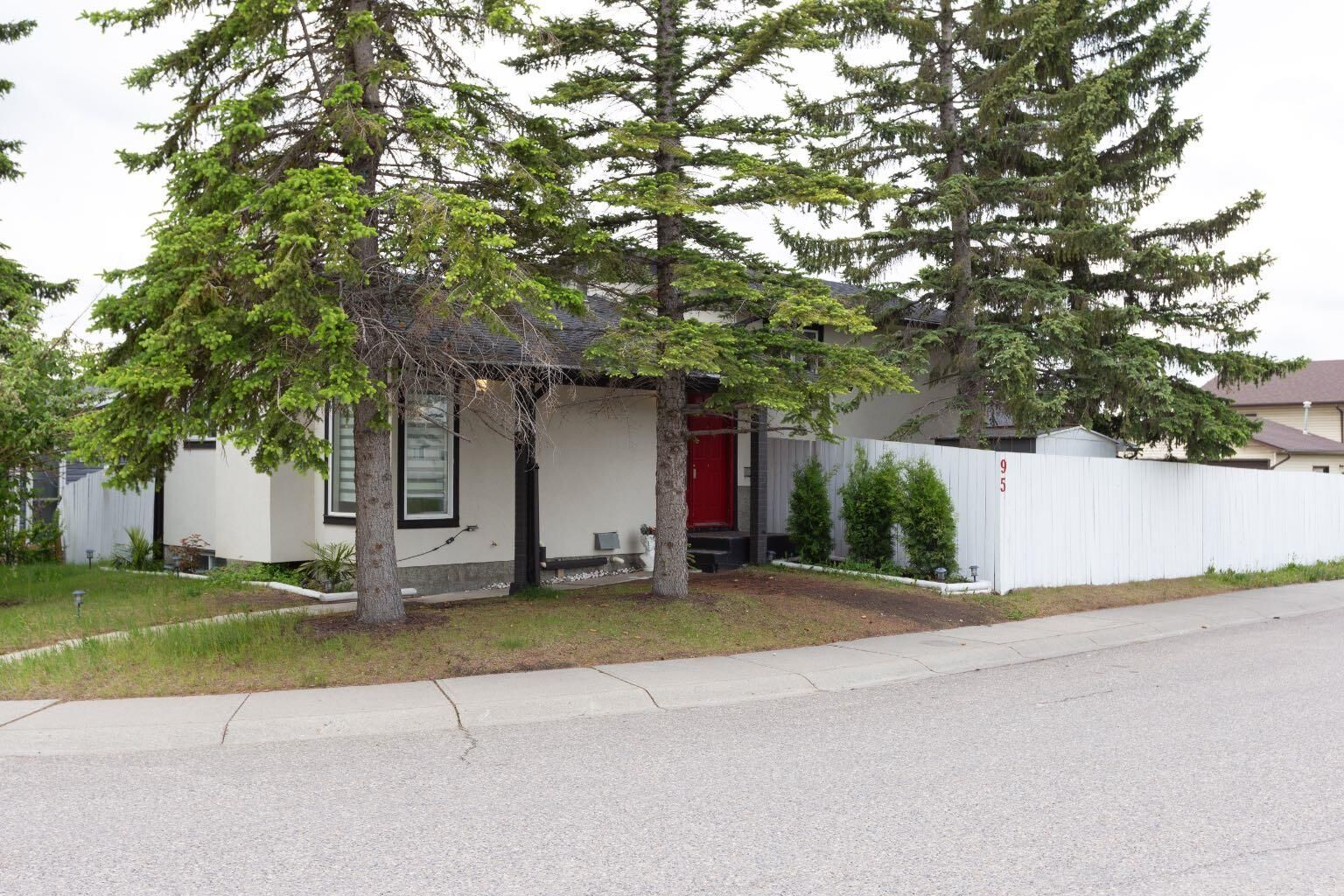 Property Photo:  95 Castleridge Close NE  AB T3J 1Y9 