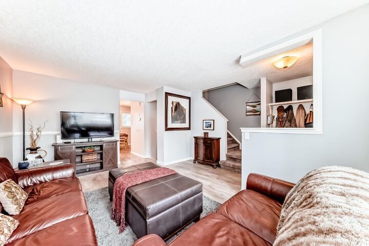 Property Photo:  800 Bowcroft Place 11  AB T4C 1B9 