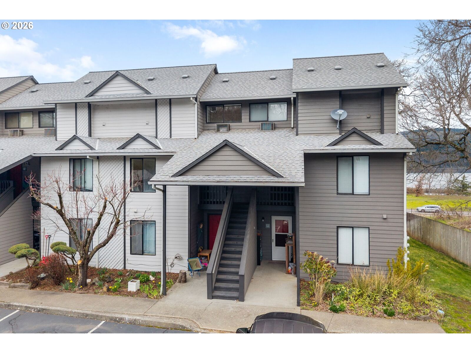 Property Photo:  301 N 15th St 201  OR 97031 