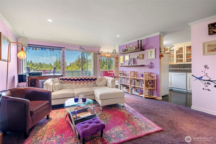 Property Photo:  1020  5th Avenue S 7  WA 98020 