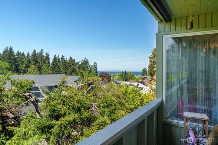 Property Photo: 1020 5th Avenue S 7 WA 98020