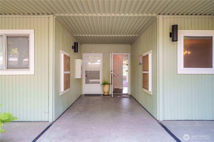 Property Photo: 1020 5th Avenue S 7 WA 98020
