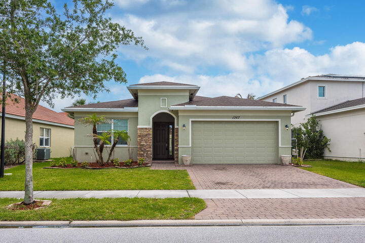Property Photo:  1367 NW Leonardo Circle  FL 34986 