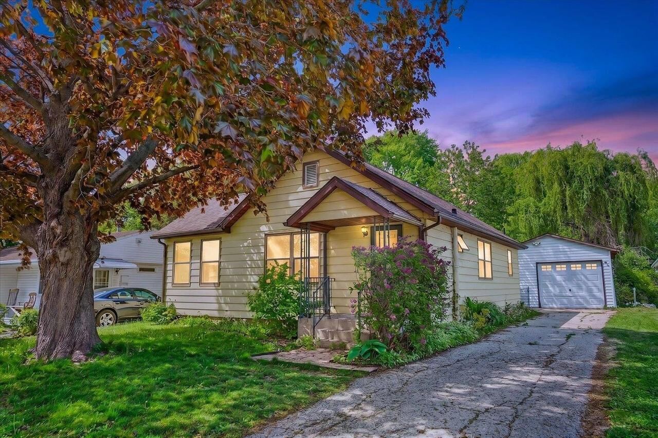 Property Photo:  844 Ridgewood Way  WI 53713 