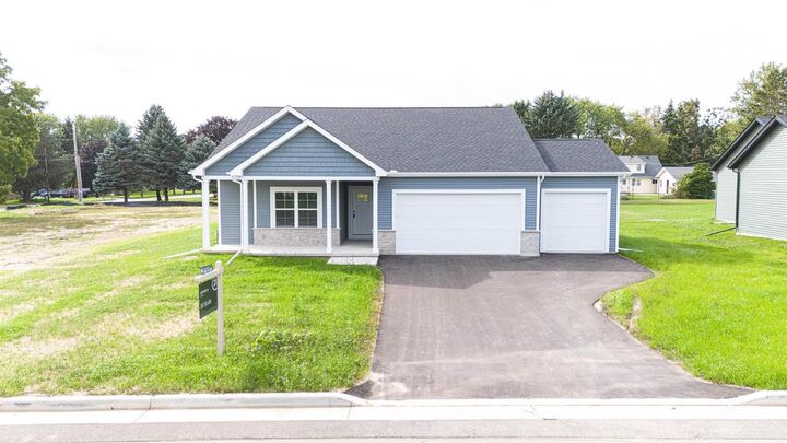 Property Photo:  405 Ridge Court  WI 53576 