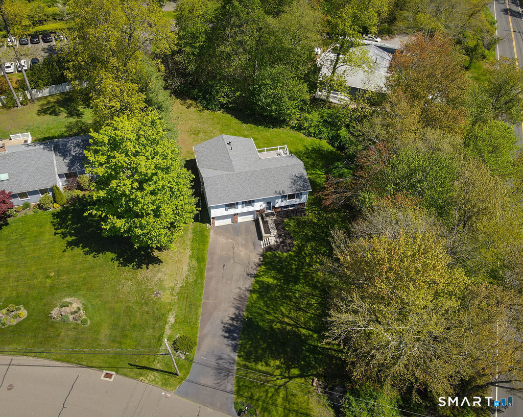 Property Photo:  2 Spice Bush Lane  CT 06405 