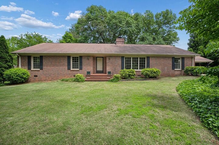 Property Photo: 711 Fernwood Dr Drive SC 29302