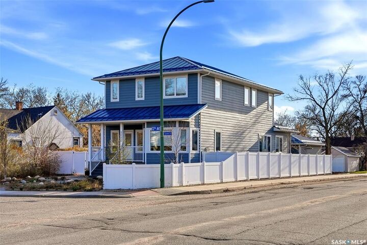Property Photo:  2100 Queen Street  SK S4T 4C3 