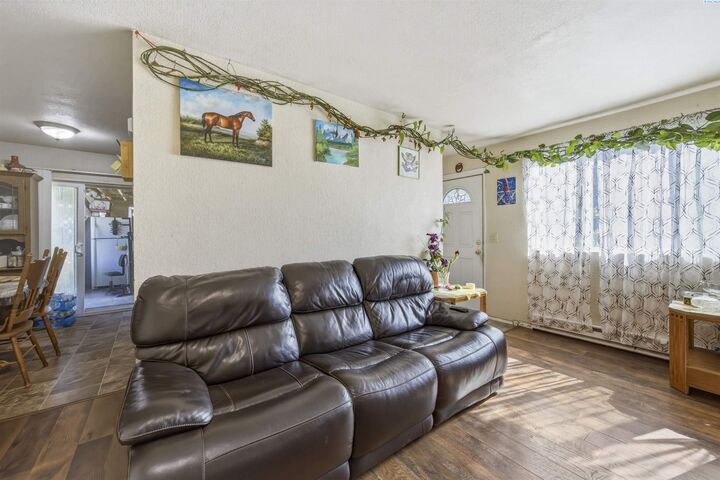 Property Photo:  491 S 41st Ave  WA 99353 