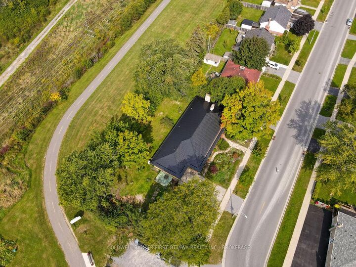 Property Photo: 10 Brant Avenue ON K7K 4V1