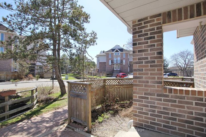 Property Photo: 3 Stonebank Crescent 10 ON K2H 9M2