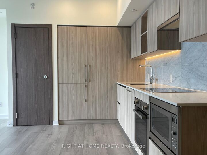 Property Photo:  19 Bathurst Street 3205  ON M5V 0N2 