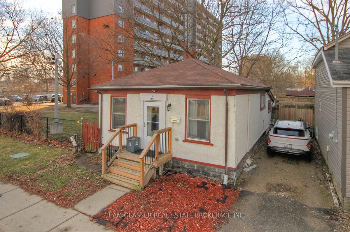 Property Photo: 225 Simcoe Street ON N6B 1J3