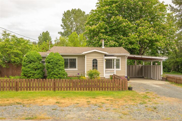 Property Photo:  710 Oakley St  BC V9S 1Z8 