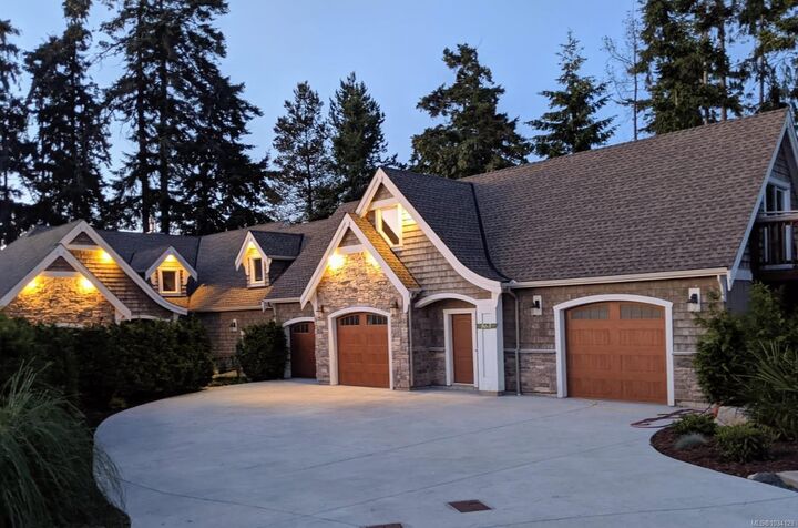 Property Photo: 863 Cavin Rd BC V9P 1Z9