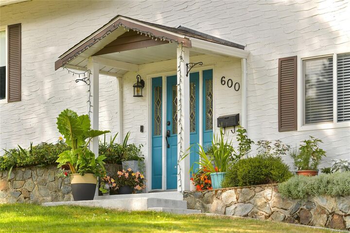 Property Photo:  600 Phelps Ave  BC V9B 4P1 