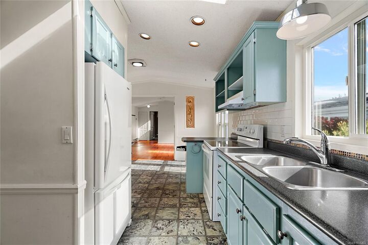 Property Photo:  7583 Central Saanich Rd 81  BC V8M 2B6 