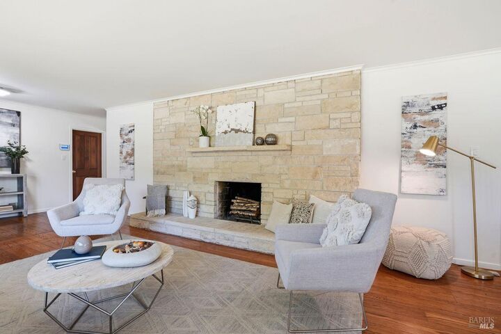 Property Photo:  2 Via La Cumbre  CA 94904 