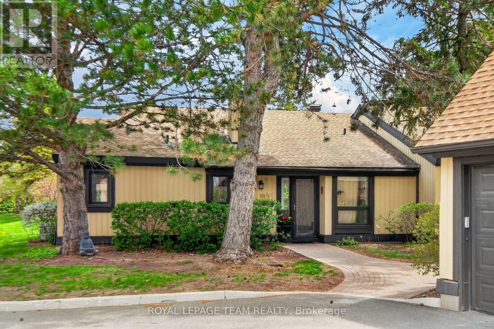 Property Photo:  10 Pebble Beach Court  ON K2S 1B9 