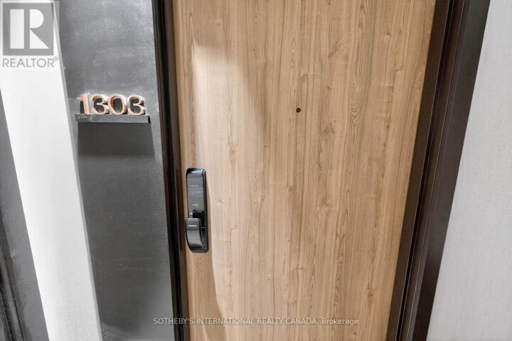 Property Photo:  1 Fairview Road East 1303  ON L5A 0B4 