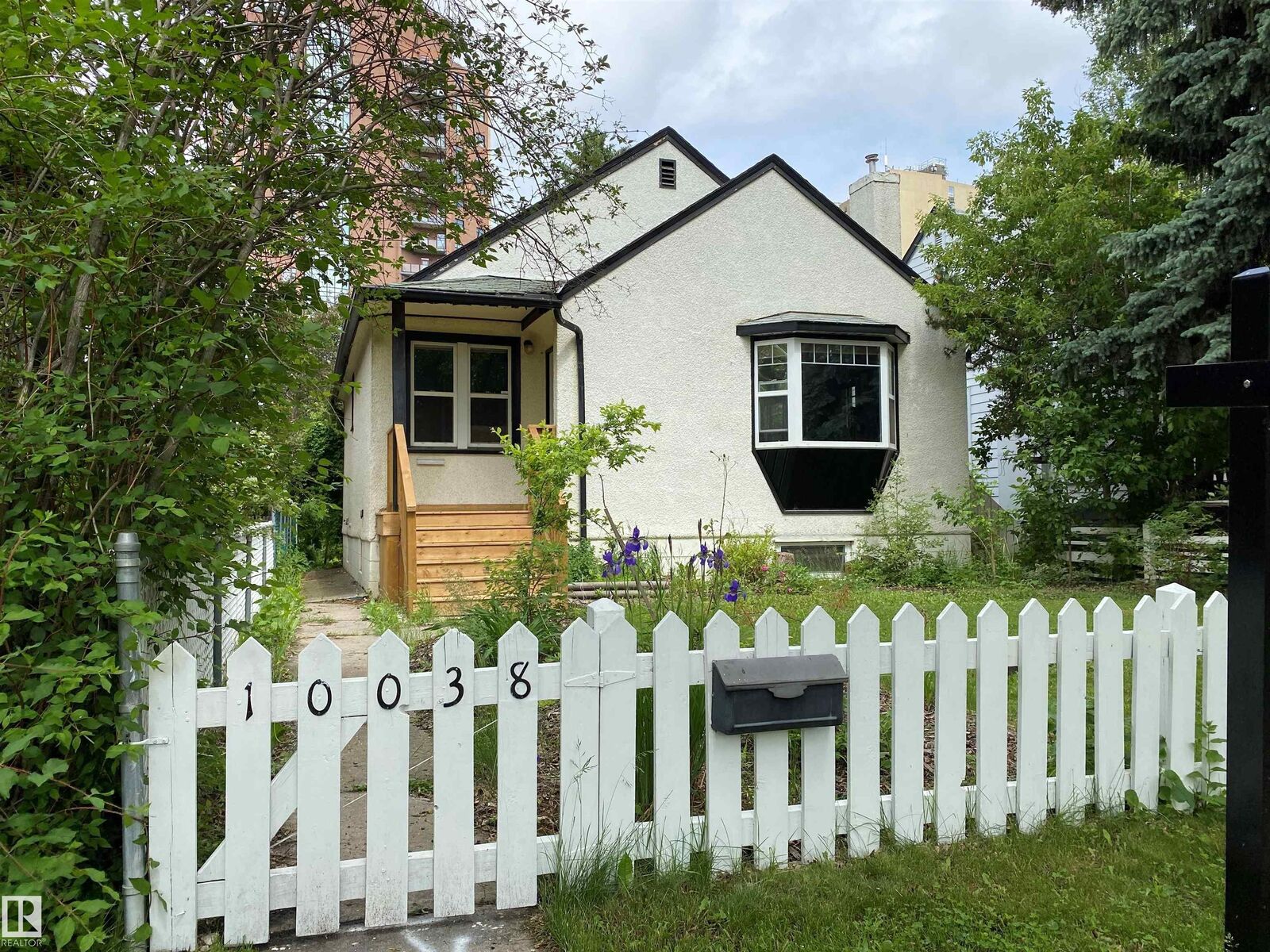 Property Photo:  10038 88 Avenue NW  AB T6E 2R7 