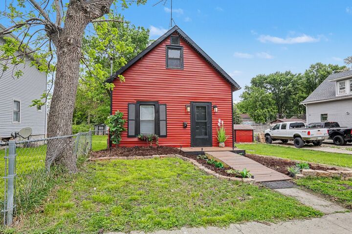 Property Photo:  1810 E Walnut Street  IA 50316 