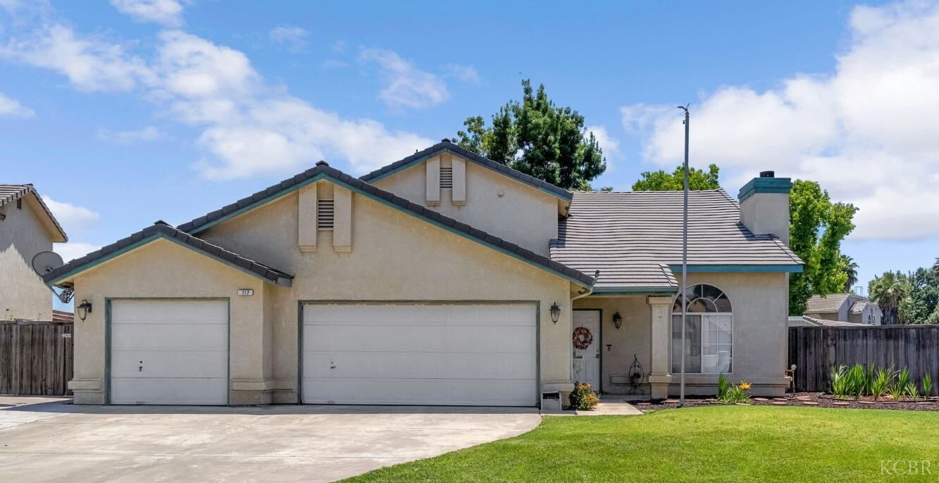 Property Photo:  717 E Spring Lane  CA 93245 
