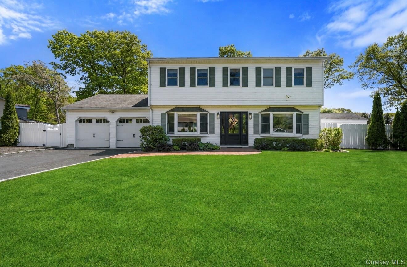 Property Photo:  8 Russet Lane  NY 11755 