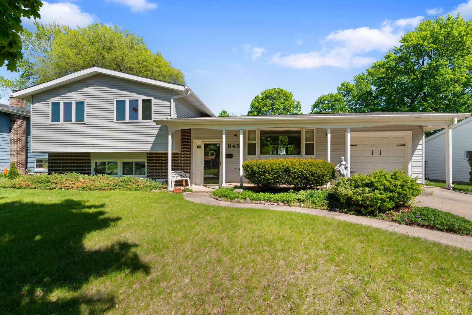 Property Photo:  945 Nottingham Lane  IL 60014 