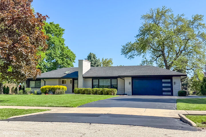 Property Photo: 302 Goodridge Terrace IL 60172