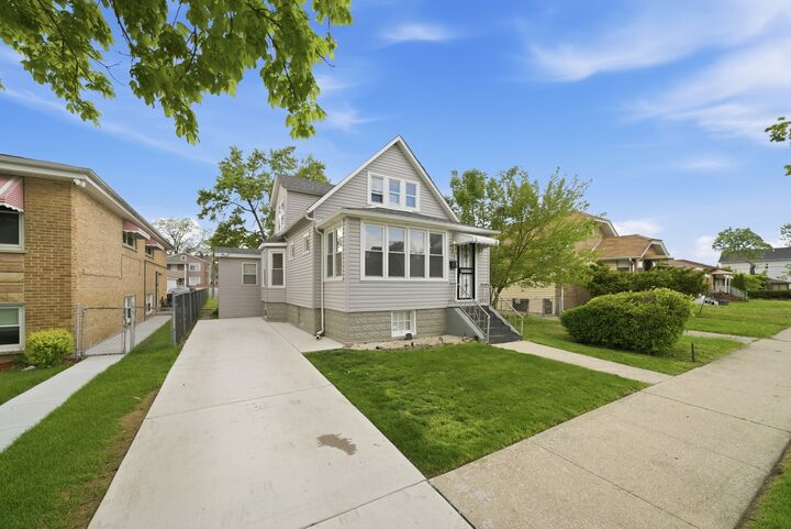 Property Photo:  814 S 11th Avenue  IL 60153 