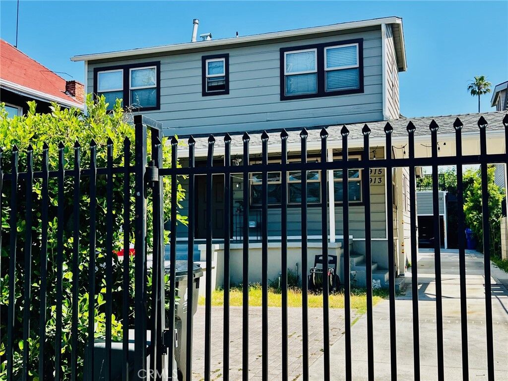 Property Photo:  915 W 21st  CA 90007 