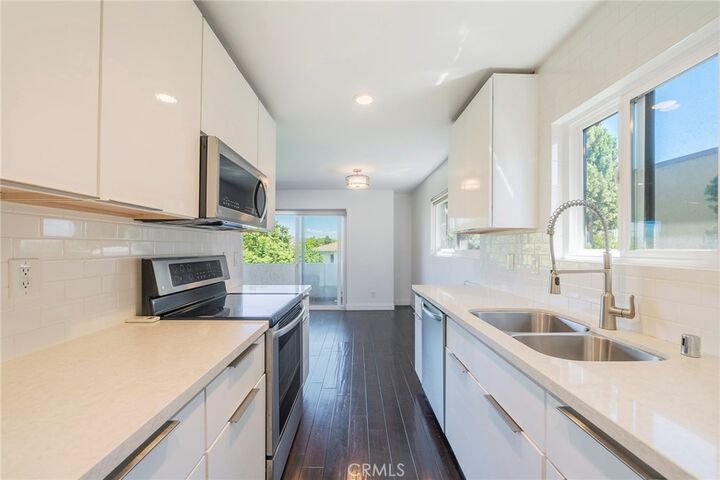 Property Photo:  1601 Veteran Avenue 301/302  CA 90024 